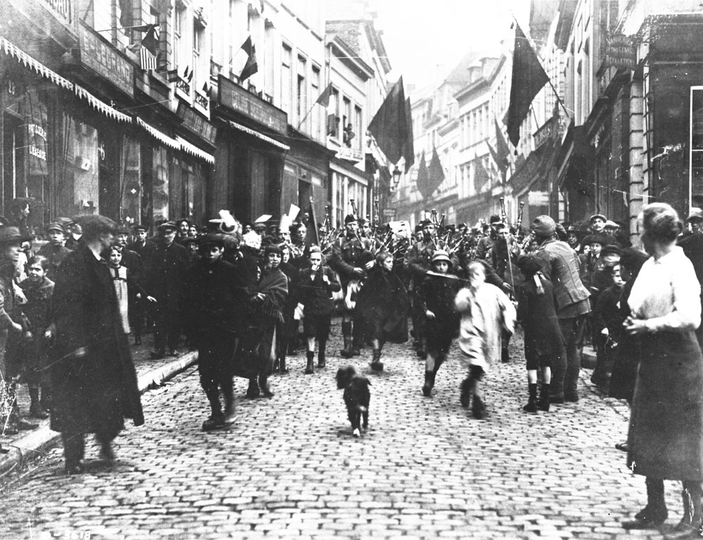 42nd Battalion marching through the Grand Place, Mons, on the morning of 11 November 1918. MIKAN No. 3522364