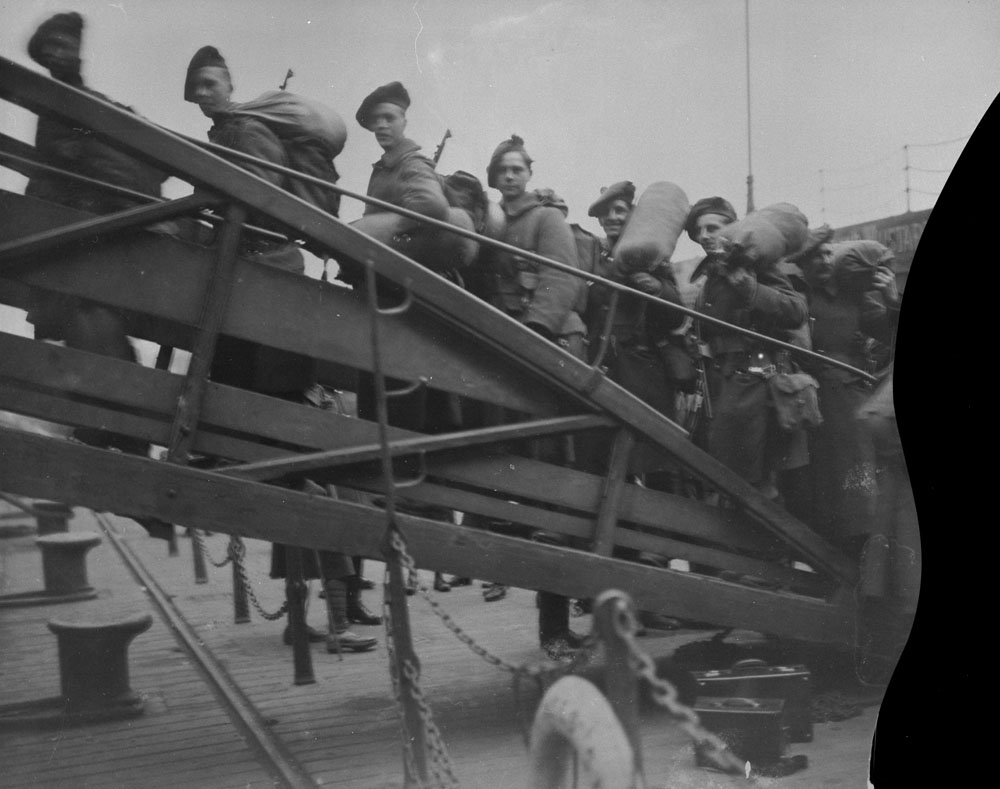 Departure of 3rd Canadian Division per S.S. "Adriatic" from Liverpool, March 1st 1919. 42nd Battalion Royal Highlanders of Canada embarking, 1 March 1919. MIKAN No. 3522987